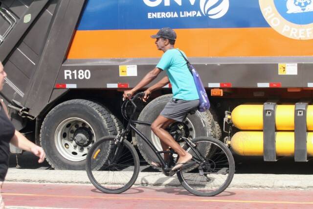 Hélio de Lã Pena passeia de bike e curte dia de praia no RJ (Foto: Daniel Delmiro / AgNews)