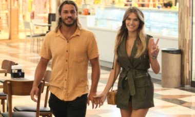 Isabella Santoni curte passeio com namorado por shopping no RJ