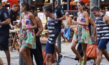 Izabel Goulart é flagrada fazendo um passeio por Ipanema