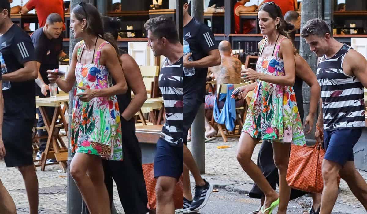 Izabel Goulart é flagrada fazendo um passeio por Ipanema