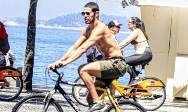 José Loreto é flagrado pedalando por orla da praia sem camisa