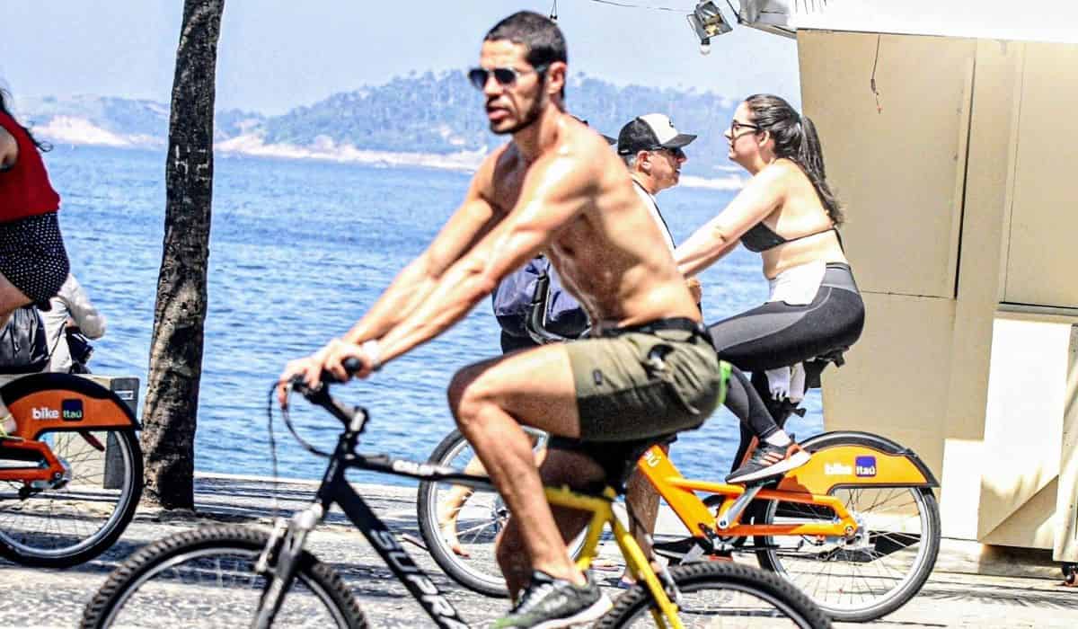 José Loreto é flagrado pedalando por orla da praia sem camisa