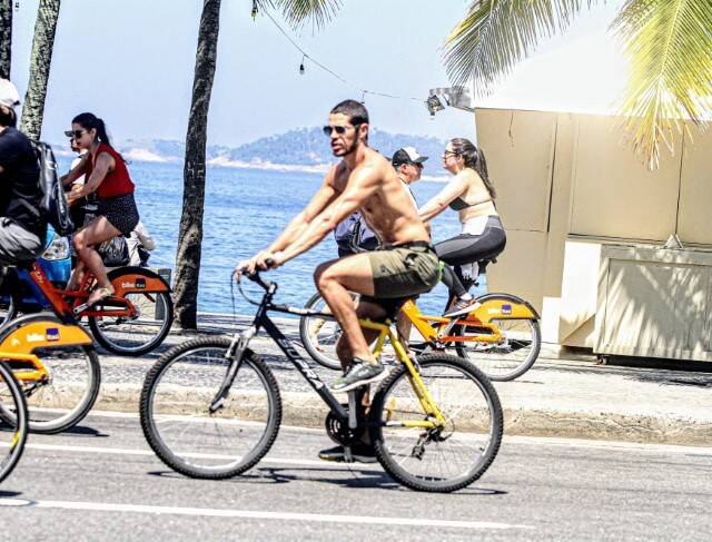 José Loreto é flagrado pedalando por orla da praia sem camisa (Foto: Daniel Delmiro / AgNews)