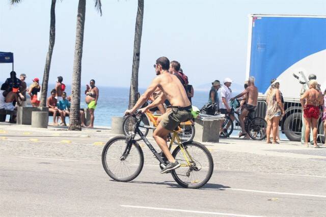 José Loreto é flagrado pedalando por orla da praia sem camisa (Foto: Daniel Delmiro / AgNews)