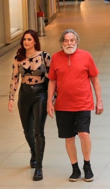 José de Abreu curte passeio com a namorada em shopping do RJ (Foto: Edson Aipim / AgNews)