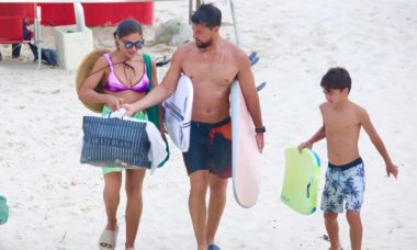 Juliana Paes curte dia de sol e praia com o marido e filho no RJ