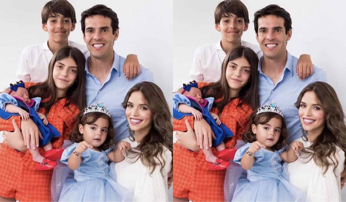 Kaká posta clique com todos os filhos e esposa: 'eu e minha casa'