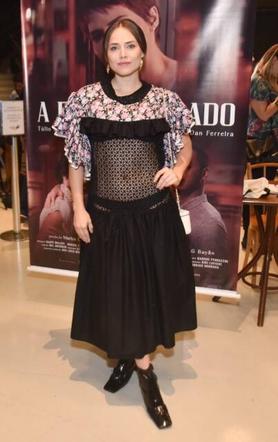 Letícia Colin surge com look transparente em pré-estreia de filme (Foto: Leo Franco / AgNews)