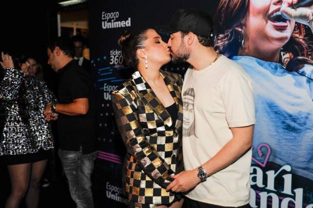 Mais uma vez? Maiara e Fernando Zor se beijam em show em SP (Foto: Eduardo Martins / AgNews)