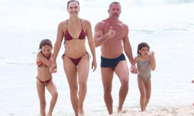 Malvino Salvador é clicado curtindo praia do RJ com a família