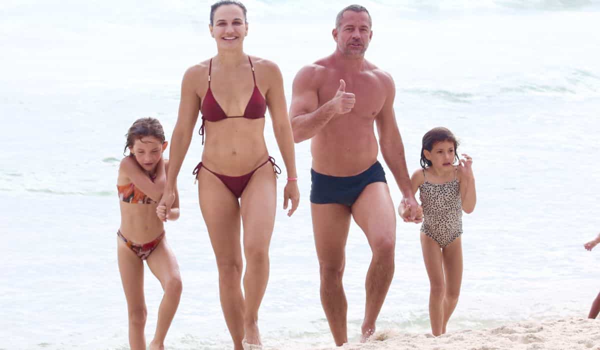 Malvino Salvador é clicado curtindo praia do RJ com a família