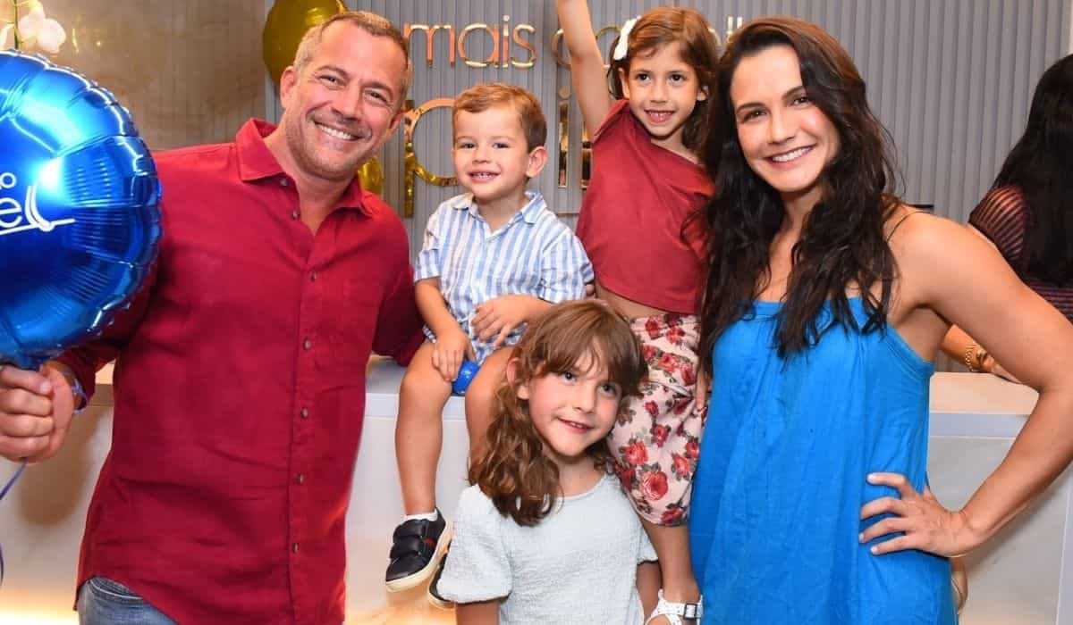 Malvino Salvador posa com a família em evento em Ipanema