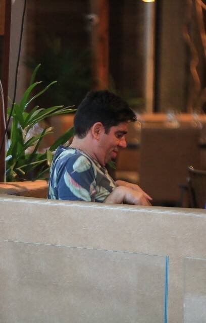 Marcelo Adnet é flagrado em restaurante com amigos no RJ (Foto: Edson Aipim/AgNews)