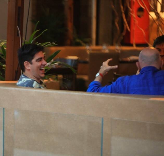 Marcelo Adnet é flagrado em restaurante com amigos no RJ (Foto: Edson Aipim/AgNews)
