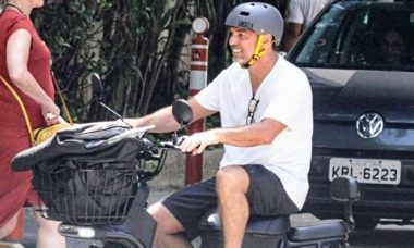 Marcelo Faria é clicado andando com bicicleta elétrica pelo RJ