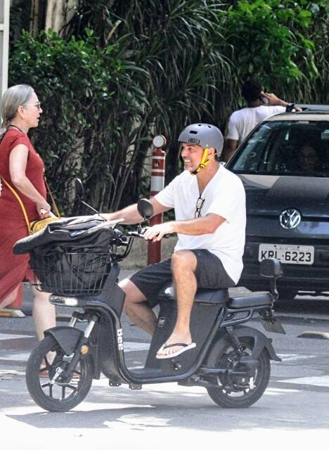Marcelo Faria é clicado andando com bicicleta elétrica pelo RJ (Foto: Daniel Delmiro / AgNews)