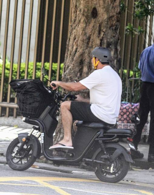Marcelo Faria é clicado andando com bicicleta elétrica pelo RJ (Foto: Daniel Delmiro / AgNews)