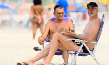 Marcos Caruso curte dia de praia com o namorado em Ipanema