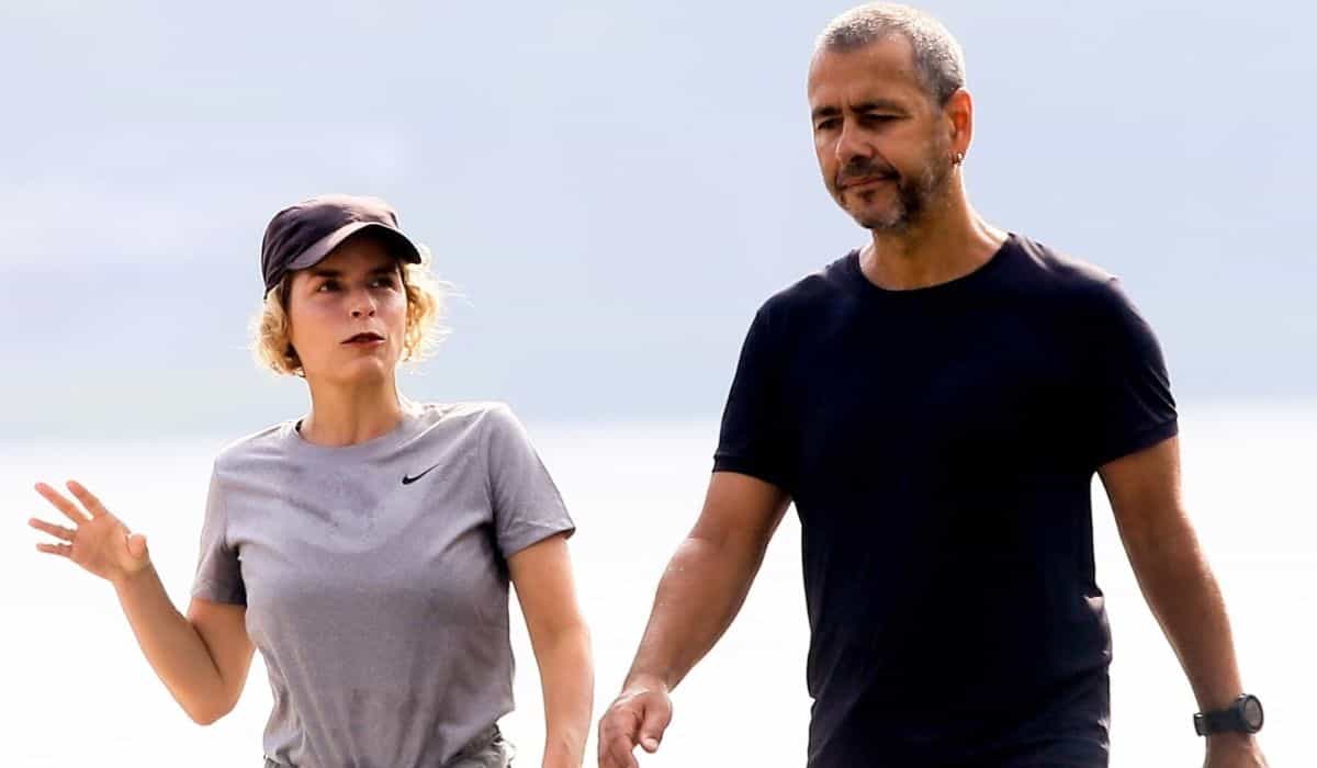 Grisalho, Marcos Palmeira corre com a esposa no Rio de Janeiro