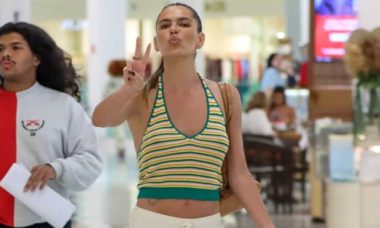 Mariana Goldfarb manda beijinho ao passear por shopping do RJ