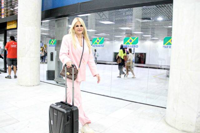 Monique Evans é clicada ao desembarcando no Rio de Janeiro (Foto: Gabriel Rangel / AgNews)