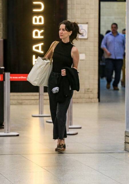 Nathalia Dill é flagrada desembarcando em aeroporto do RJ (Foto: Vitor Eduardo / AgNews)