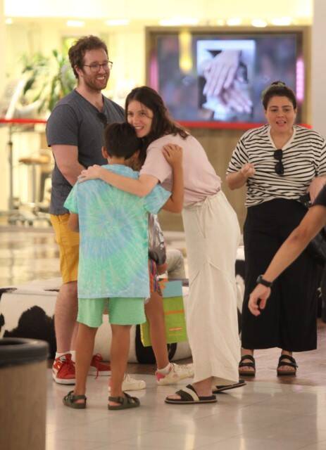 Nathalia Dill é clicada passeando com a família em shopping do RJ (Foto: Rodrigo Adao / AgNews)
