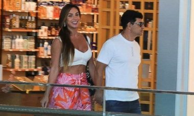 Nicole Bahls é clicada passeando com namorado por shopping do RJ