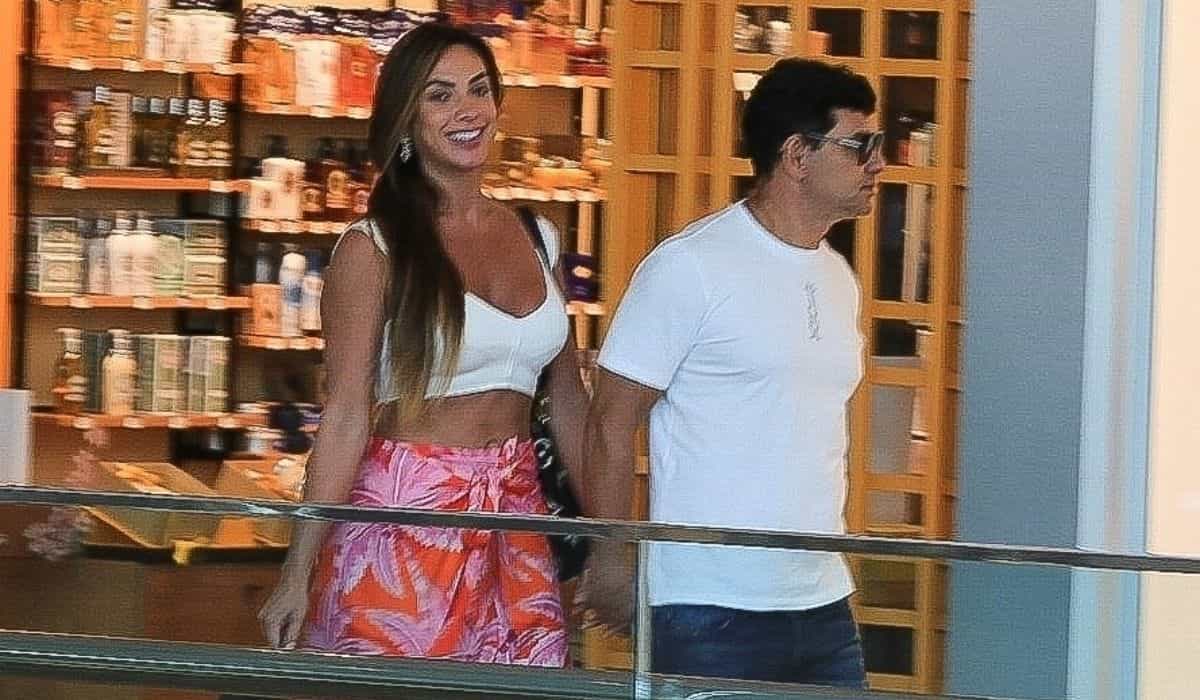 Nicole Bahls é clicada passeando com namorado por shopping do RJ