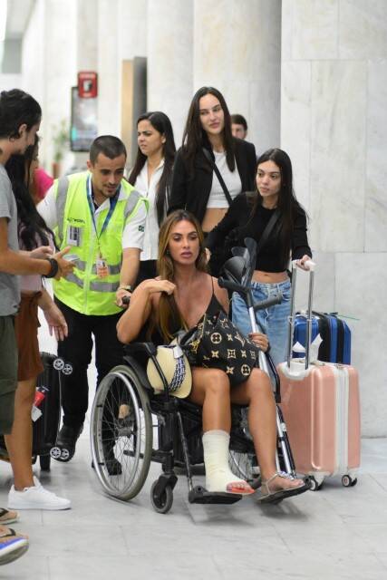 Nicole Bahls é vista de cadeira de rodas após quebrar o tornozelo (Foto: Webert Belecio / AgNews)