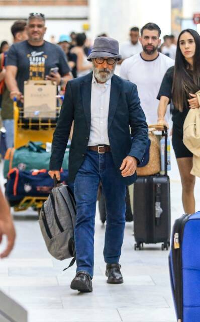 Aos 75 anos, Osmar Prado é clicado no aeroporto do RJ (Foto: Vitor Eduardo / AgNews)