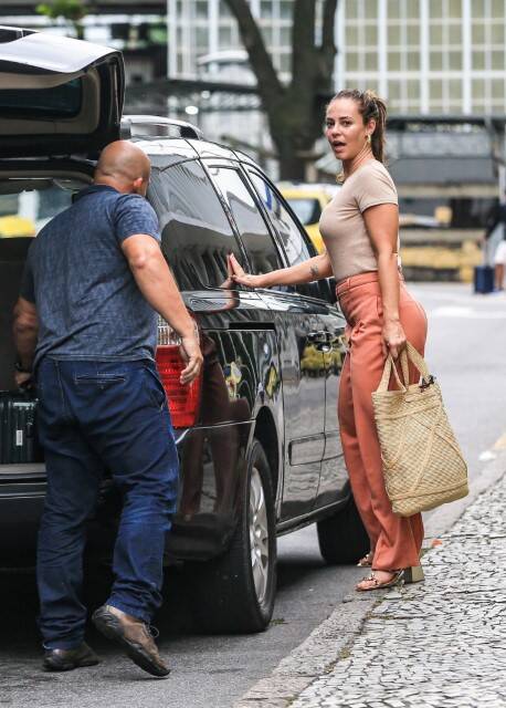 Sorridente, Paolla Oliveira é clicada ao desembarcar no RJ (Foto: Vitor Eduardo / AgNews)