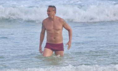 Paulo Nunes se refresca com banho de mar ao curtir praia no RJ