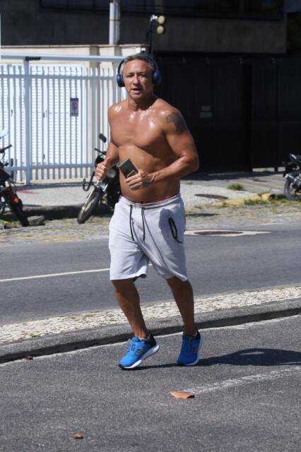 Paulo Nunes é flagrado correndo pela orla da Barra da Tijuca (Foto: Fabricio Pioyani / AgNews)
