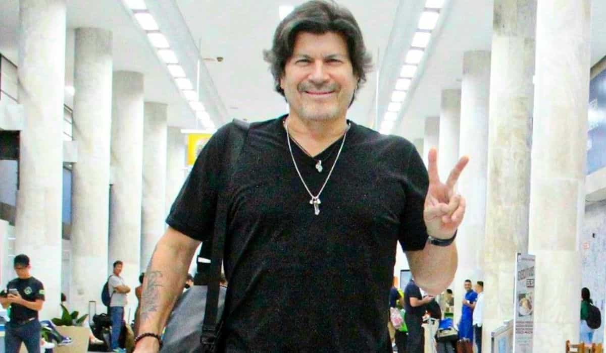 Paulo Ricardo é flagrado desembarcando em aeroporto do RJ