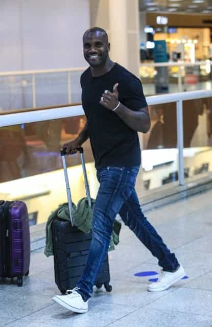 Rafael Zulu é flagrado embarcando em aeroporto do RJ (Foto: Vitor Eduardo / AgNews)