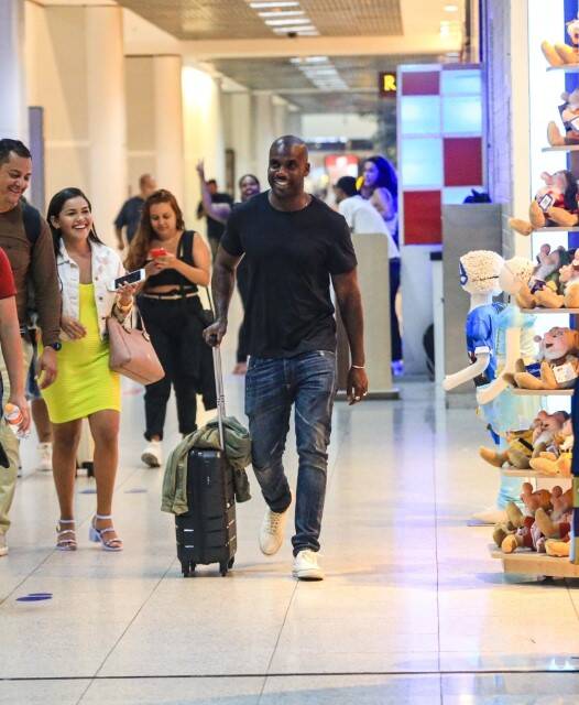 Rafael Zulu é flagrado embarcando em aeroporto do RJ (Foto: Vitor Eduardo / AgNews)