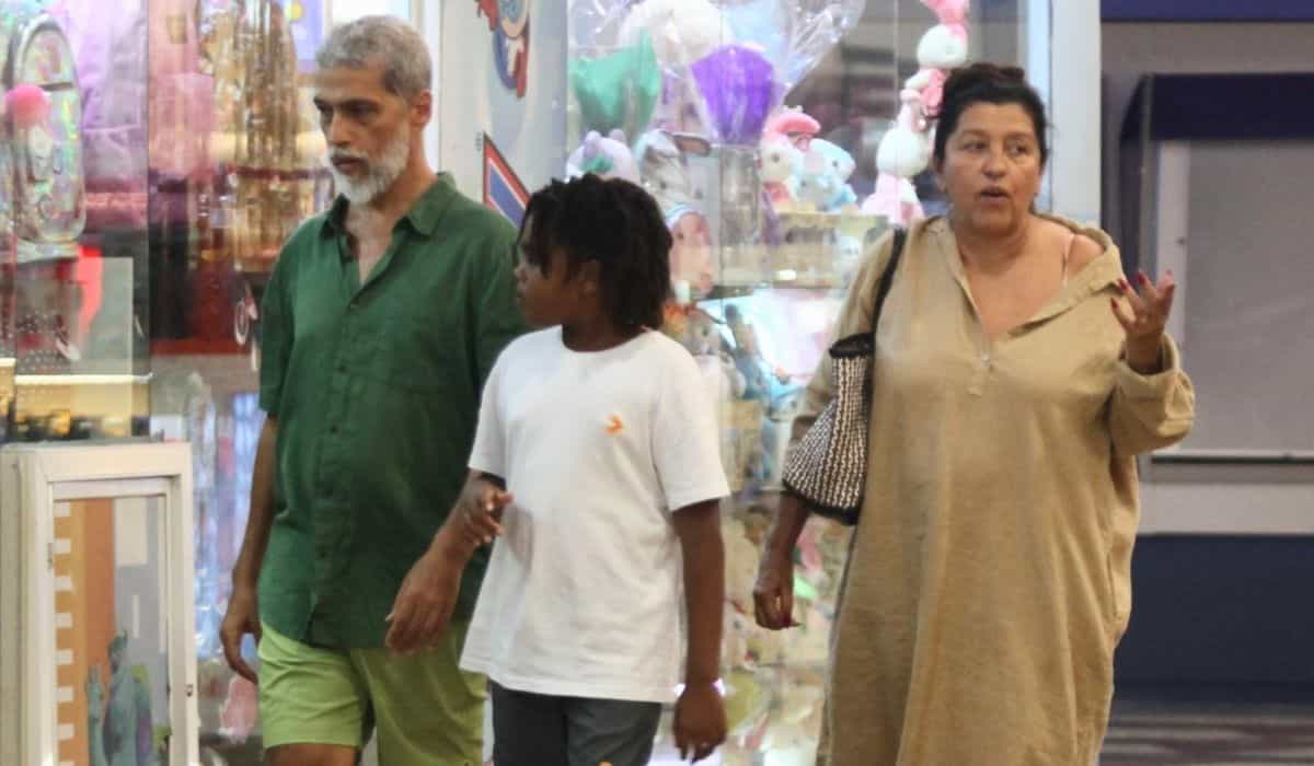 Regina Casé faz aparição rara com marido e filho em shopping do RJ