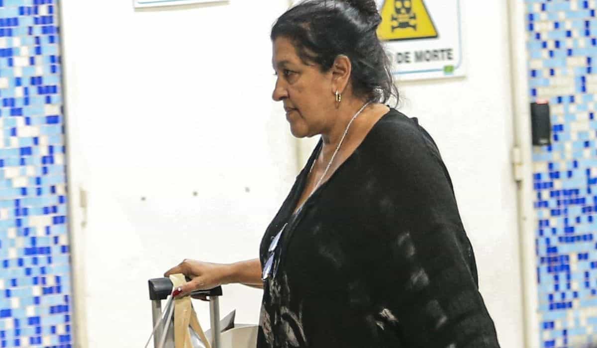 Regina Casé é flagrada desembarcando em aeroporto do RJ