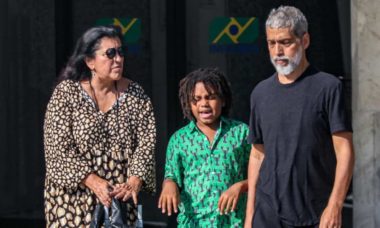Regina Casé desembarca com o marido e filho no Rio de Janeiro