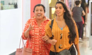 Regina Casé curte passeio com a filha por shopping do RJ
