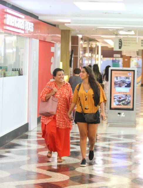 Regina Casé curte passeio com a filha por shopping do RJ (Foto: Rodrigo Adao / AgNews)