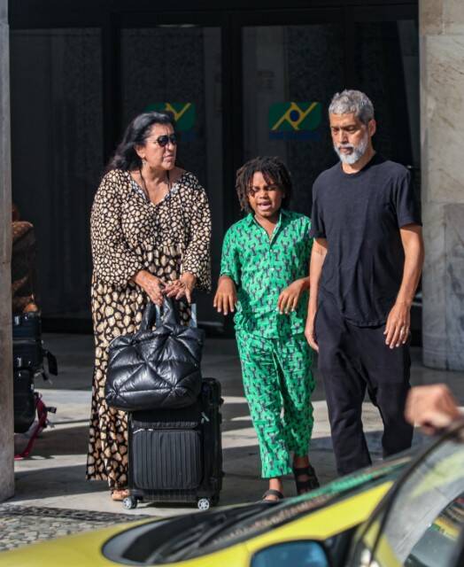 Regina Casé desembarca com o marido e filho no Rio de Janeiro (Foto: Vitor Eduardo / AgNews)