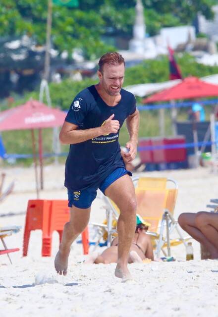 Roger Flores é flagrado correndo pelas areais da praia do RJ (Foto: Fabricio Pioyani / AgNews)