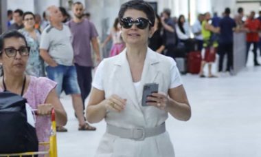 Sandra Annenberg é flagrada desembarcando em aeroporto do RJ