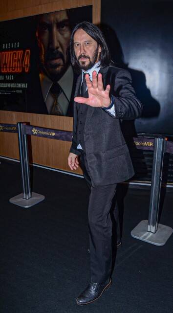 Sósia de Keanu Reeves vai na pré-estreia de 'John Wick' em SP (Foto: Eduardo Araujo / AgNews)