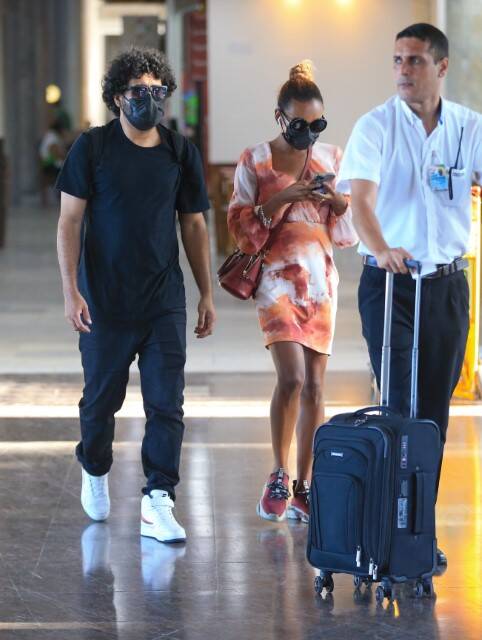 Thelma Assis é clicada com o marido em aeroporto do RJ (Foto: Vitor Eduardo / AgNews)