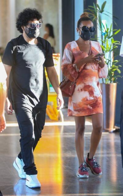Thelma Assis é clicada com o marido em aeroporto do RJ (Foto: Vitor Eduardo / AgNews)