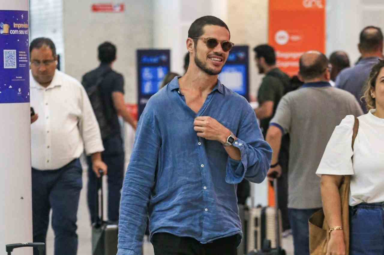 Estiloso, José Loreto desembarca no aeroporto do Rio de Janeiro