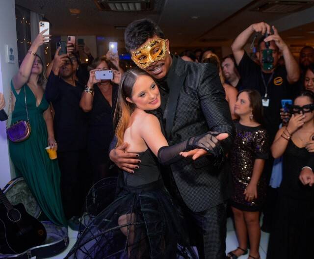 Xamã dança valsa com Maju de Araújo em evento de gala no RJ (Foto: Webert Belecio / AgNews)